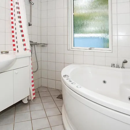 Beautiful Home In Hojby With Wifi Prázdninový dům Højby